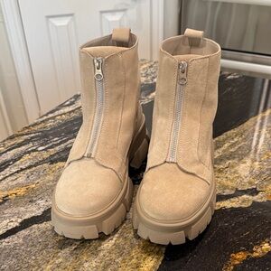 Aqua True Combat Beige Suede Ankle Boots with Zipper🌟